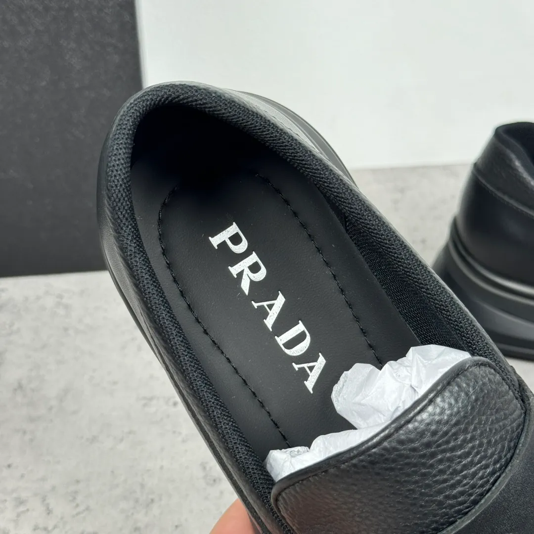 Batch 700 Prada/Prada men's matte leather thick-soled lightweight loafers! Casual fit, lightweight rubber sole slip-on driving shoes, matte calfskin wrapped around the entire upper, front body in pebbled calfskin/soft cloth, two styles available! Decorated with genuine leather buckle, front decorative details of PRADA silver letters, genuine leather feet, classic silver letter logo badge details, technical mesh lining, push-on opening and closing method, convenient and comfortable, cool and breathable! Paired with a lightweight, sporty functional thick sole, it is extremely comfortable on the feet and will not be tiring after long-term wear. It is available in multiple colors to meet different matching needs and comes with a complete package! Size: 39-40-41-42-43-44 Leather shoe size Item number: 2EE915 full leather black
